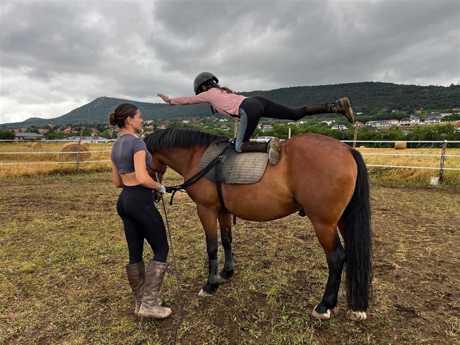 Futószáras gyakorlat, az oktató tartja a lovat